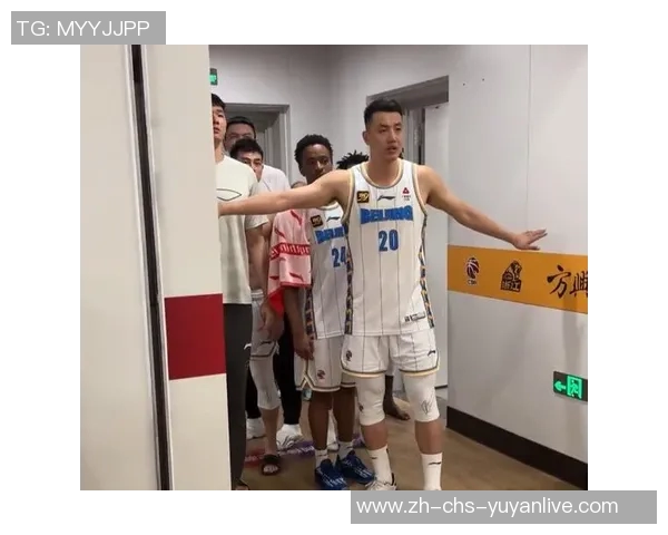 广厦球迷与北京媒体冲突翟晓川在更衣室门口阻止球员离开